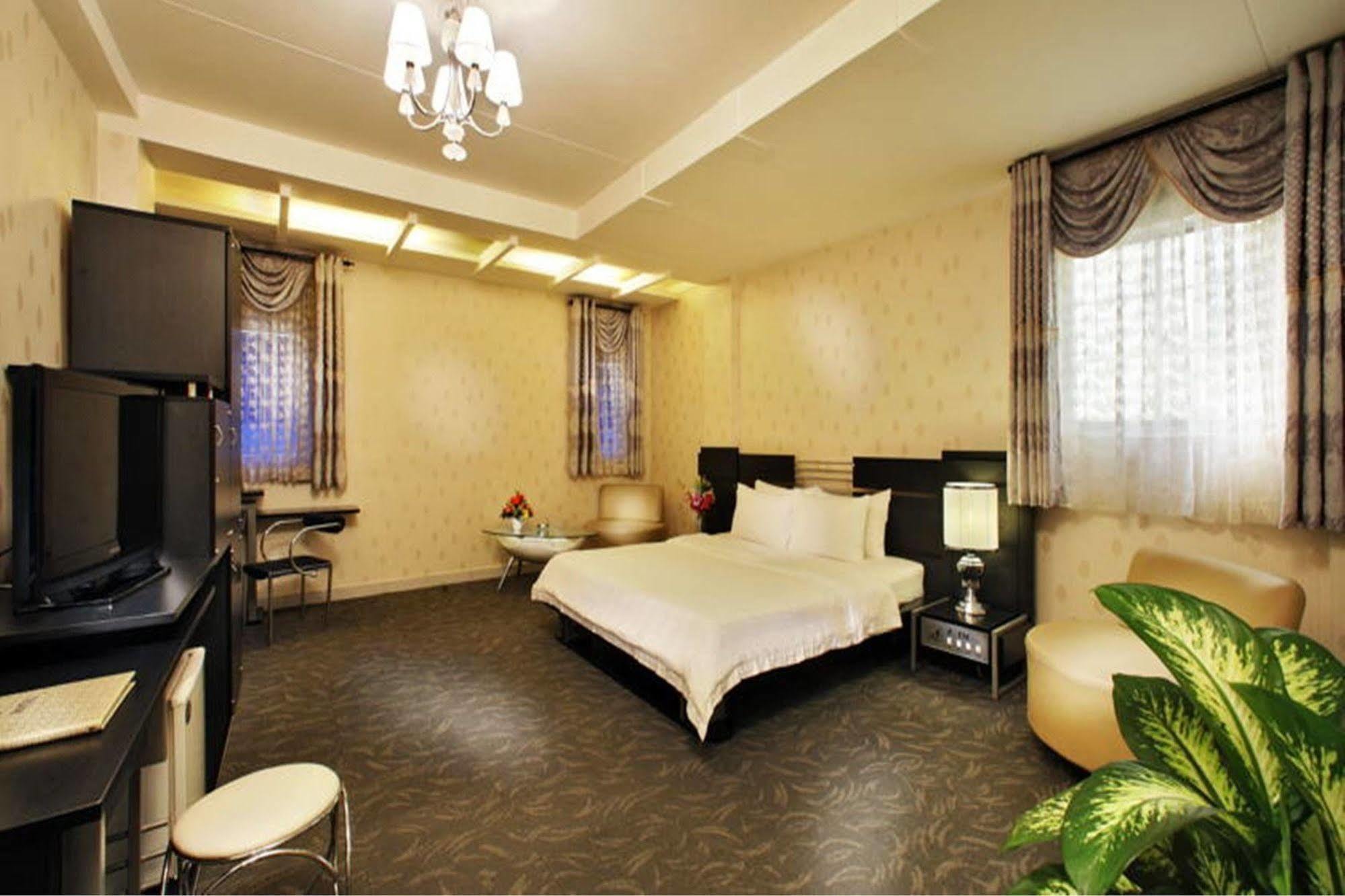 A&Em - The Petit Hotel Хошимин Екстериор снимка