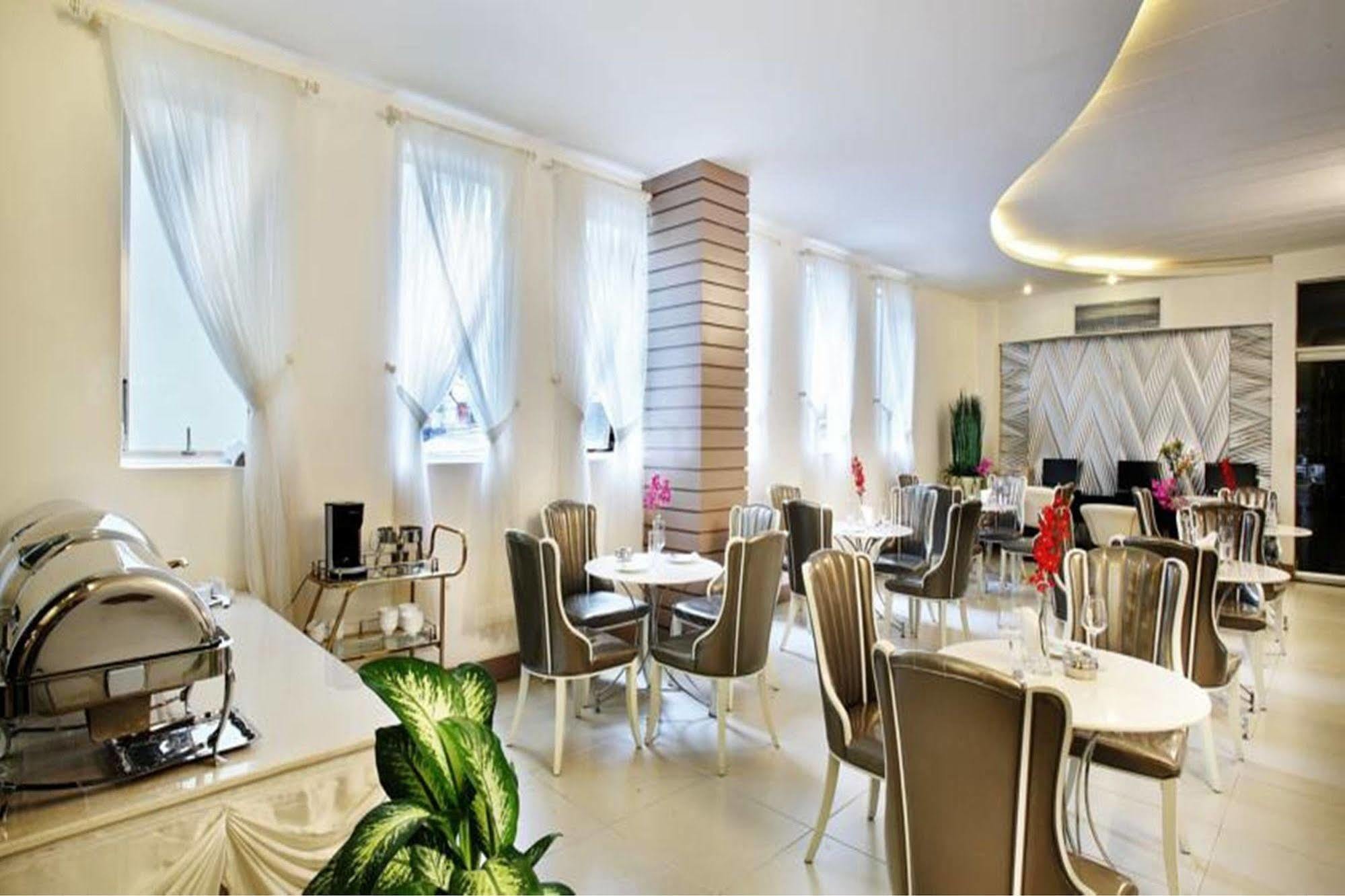 A&Em - The Petit Hotel Хошимин Екстериор снимка